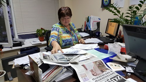 Redaktør Alina Radu ved skrivebordet sitt i Chisinau (Moldova). Foto: Janine Schaller-Bøyum